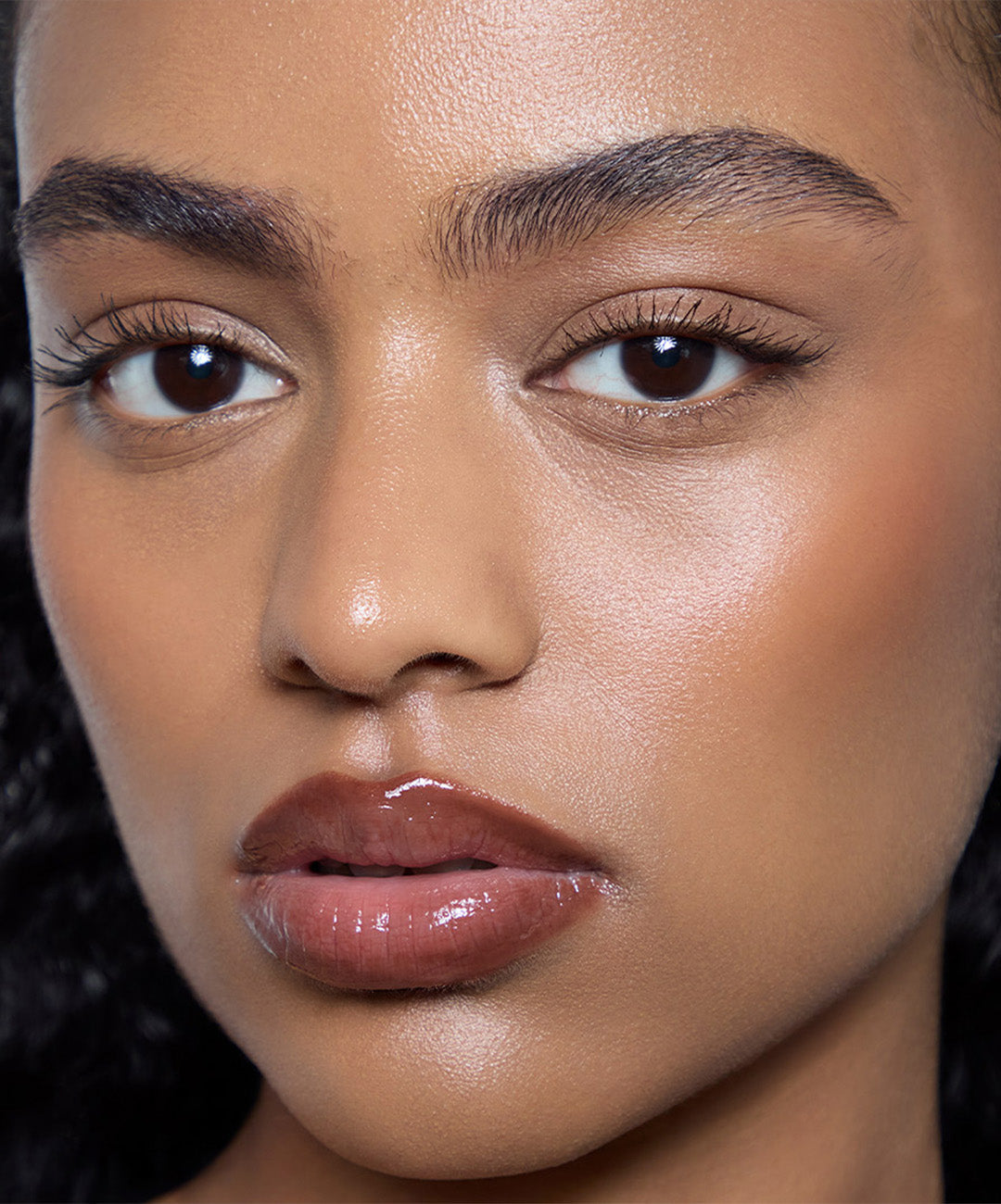 | desc: | text: light Manar wears Lip Sculpt & Lip Gloss in Suede