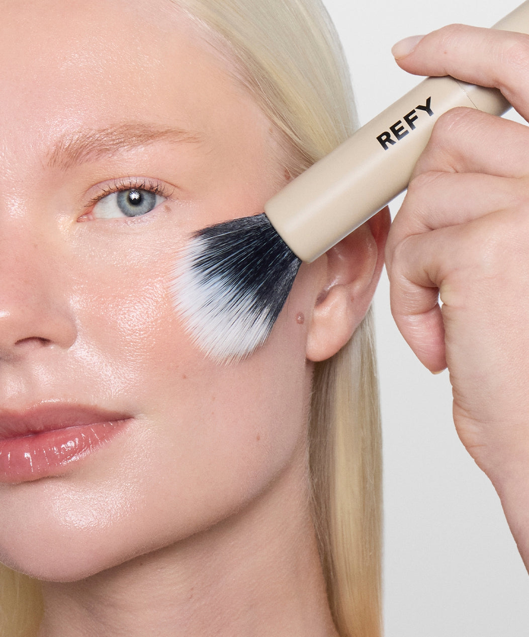 | desc: | text: light Stippling Brush designed for easy, streak-free application
